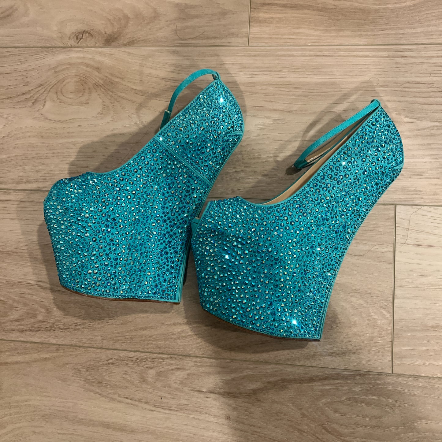 Giuseppe Karina Wedge (38)