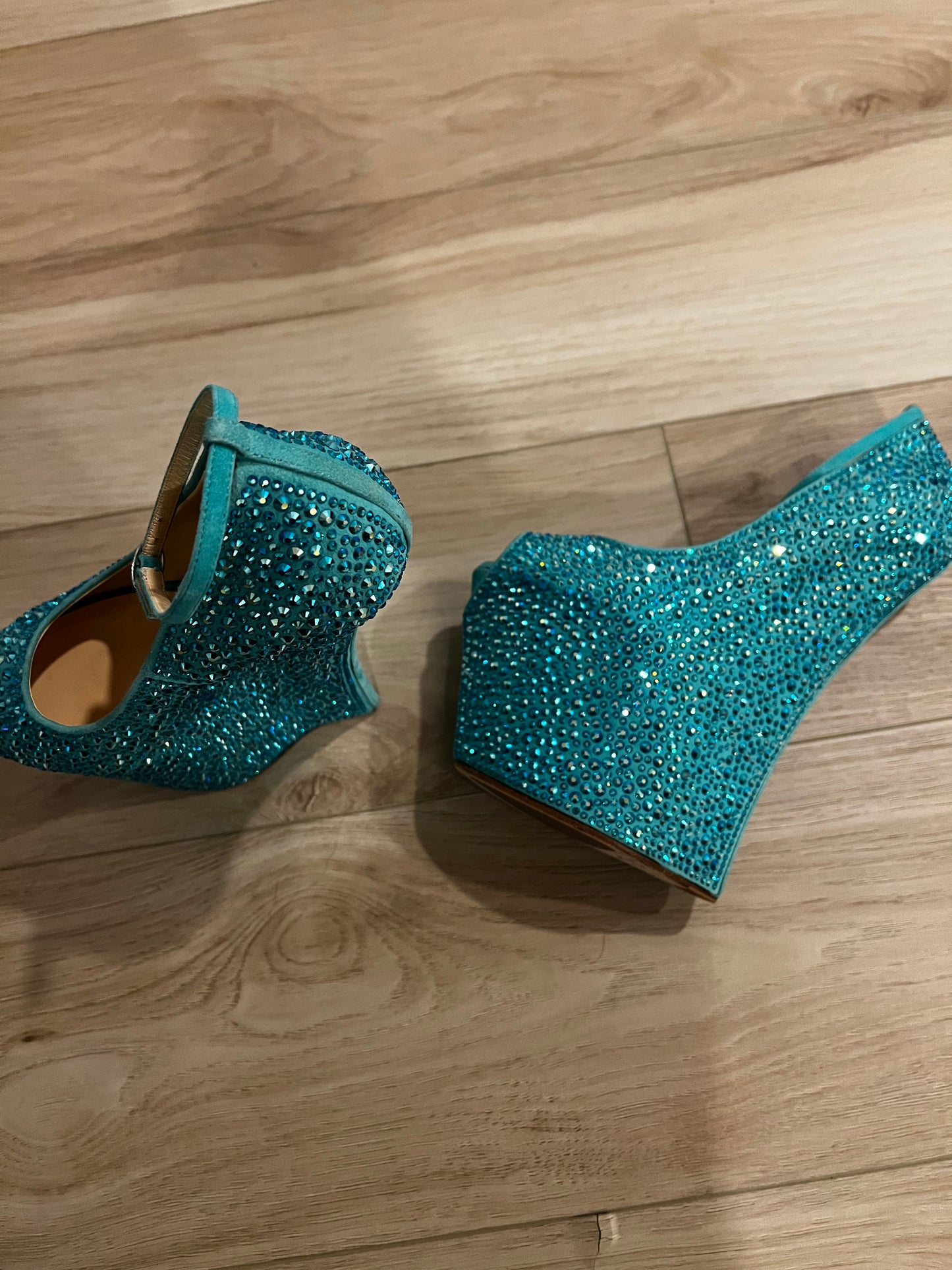 Giuseppe Karina Wedge (38)